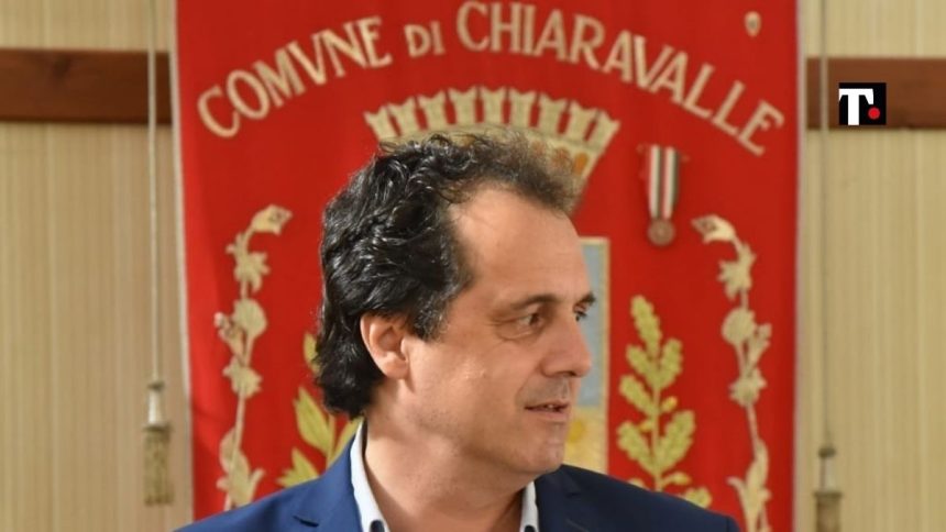 Chiaravalle, il sindaco accusato di stalking che non può uscire dal suo ufficio