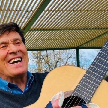 Chi è Gianni Morandi, re della musica italiana: mogli, figli, mani, Sanremo