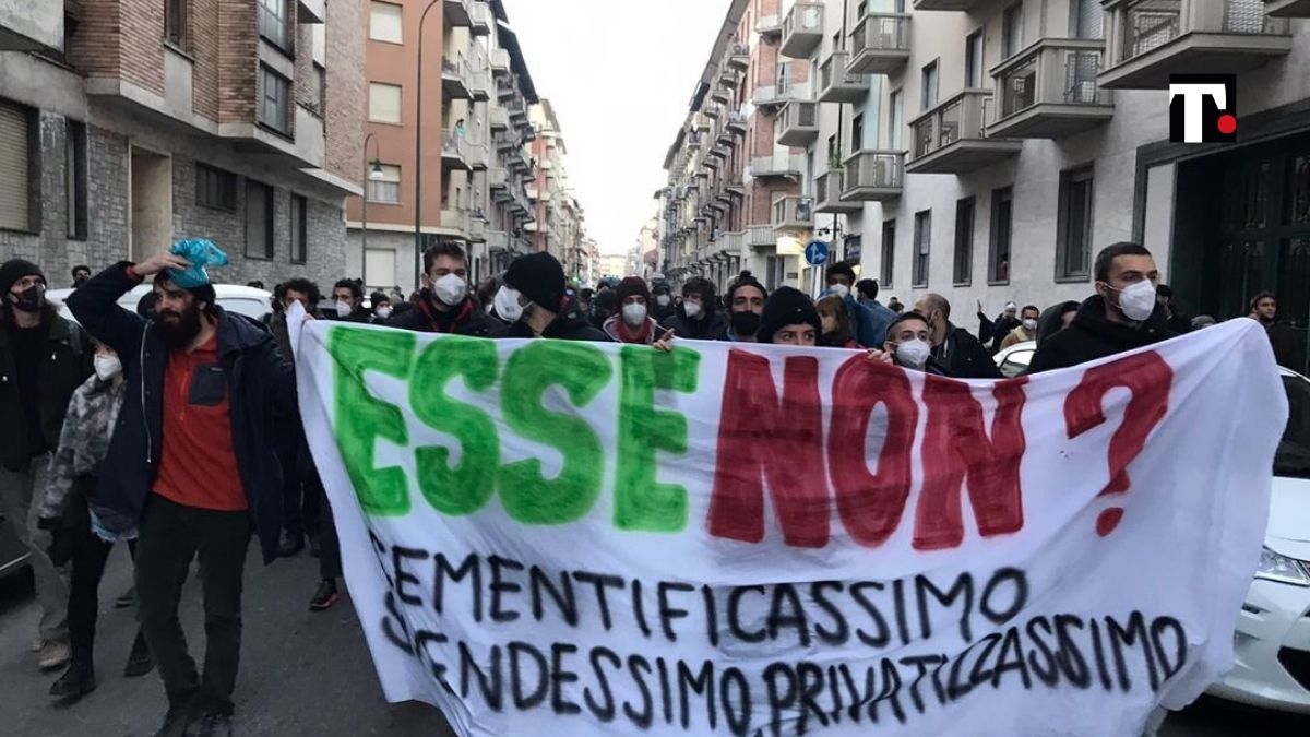 Torino scontri polizia manifestanti