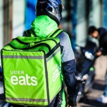 Ubereats, le condanne ai caporali. I giudici: così funzionava il “sistema per disperati”