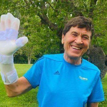 Perché Gianni Morandi ha la mano fasciata?