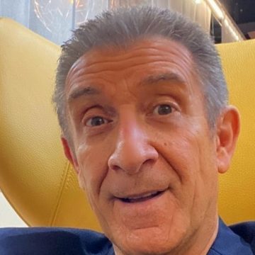 Chi è Ezio Greggio: fidanzata giovanissima, ex moglie, figli, carriera
