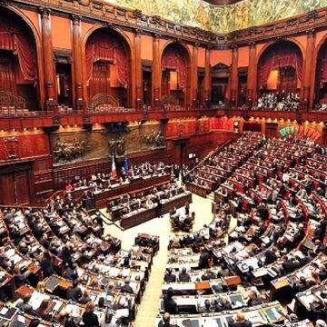 Crollo 5Stelle, Meloni triplicata: i seggi dei partiti con il Parlamento dimezzato