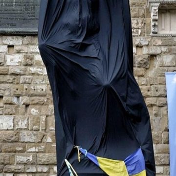 Firenze, drappo nero sul David