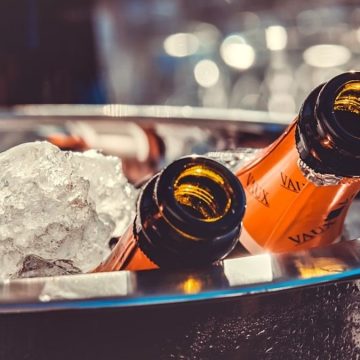 Ecstasy nello champagne, un morto: quali sono le bottiglie a rischio, attenzione