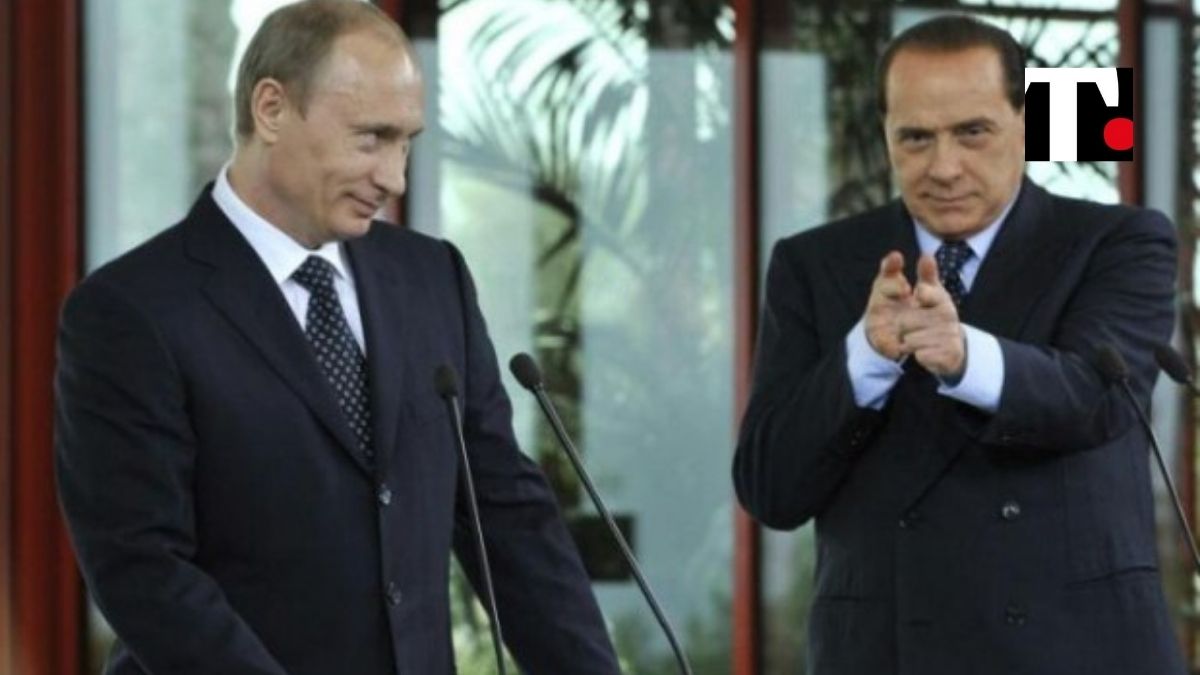 Silvio Berlusconi imita un mitra con Putin