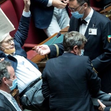 Sgarbi: “Il galateo del Senato è da scemi. Obblighino la cravatta alla Camera”