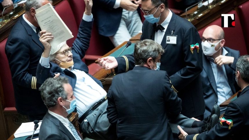 Sgarbi: “Il galateo del Senato è da scemi. Obblighino la cravatta alla Camera”