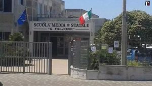 Anzio, ragazzina picchiata a scuola