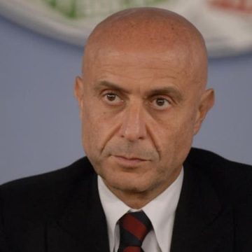 Tanto osannato, ma anche tanto isolato: il paradosso di Marco Minniti