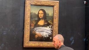 Lancia una torta contro la Gioconda