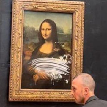 Lancia una torta contro la Gioconda