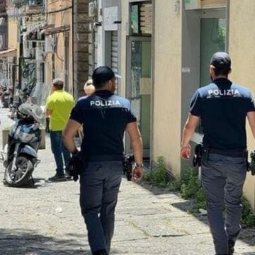 Napoli, sfregiate con acido