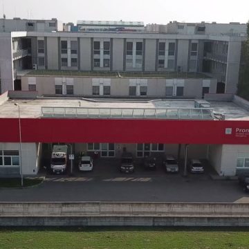 Gli esplode lo stomaco dopo una grigliata