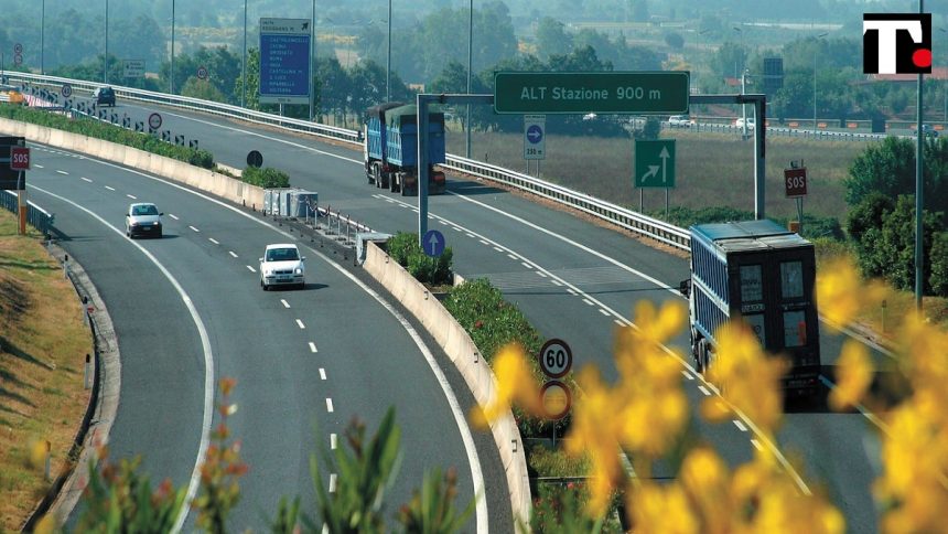 Genova, investito e trascinato in autostrada: arrestate 4 persone