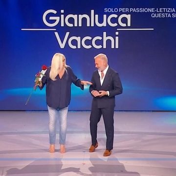 L’autogol della Rai che promuove le serie tv della concorrenza e fa inciuci con Amazon Prime Video. Quanto ci guadagna?