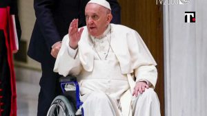 perché Papa Francesco sedia a rotelle