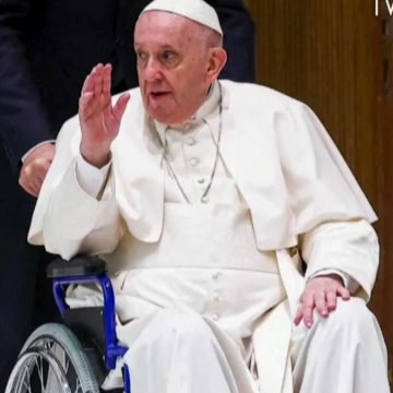 perché Papa Francesco sedia a rotelle