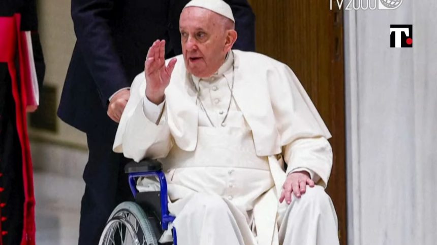 perché Papa Francesco sedia a rotelle