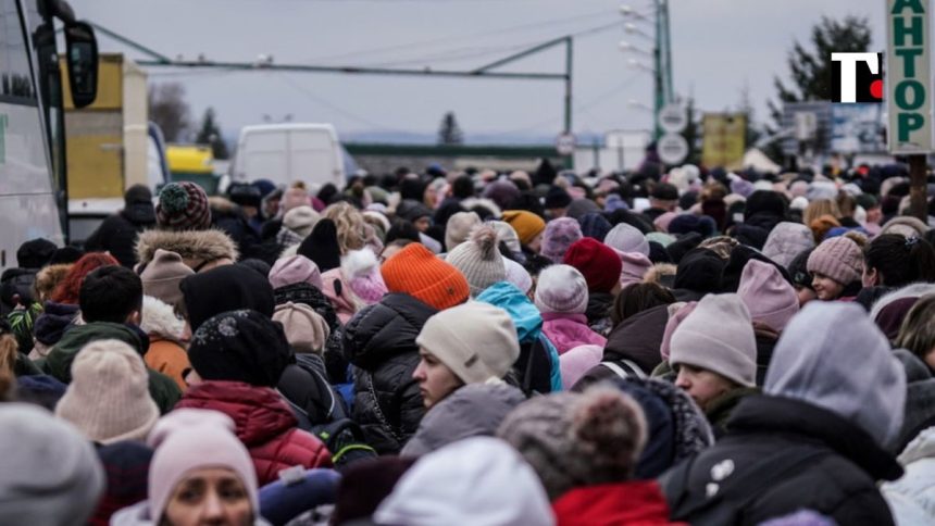 “Soldi dello Stato mai arrivati, lungaggini burocratiche”, fame e disagi: l’inferno dei profughi ucraini. Che preferiscono lasciare l’Italia.