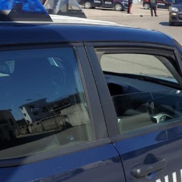 Napoli, furgone investe tre persone
