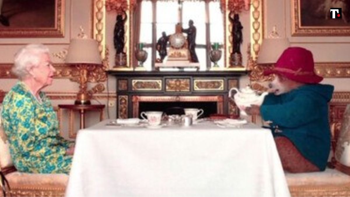 La regina Elisabetta con l'orso Paddington