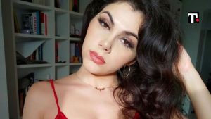 Valentina Nappi annusare pubblico arte contemporanea