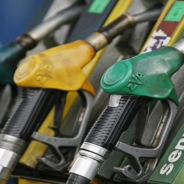 Perché (e fino a quando) il prezzo di benzina e diesel in Italia continuerà a calare