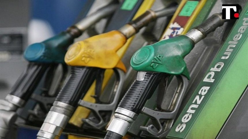 Perché (e fino a quando) il prezzo di benzina e diesel in Italia continuerà a calare