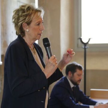 Due piazze per un partito dimezzato