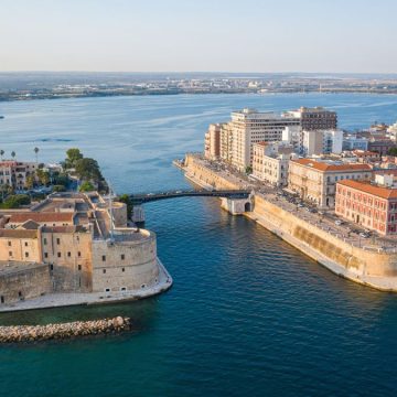 A Taranto, dove il centrodestra porta un ex PD e a sinistra si propone il campo giallo-rosso