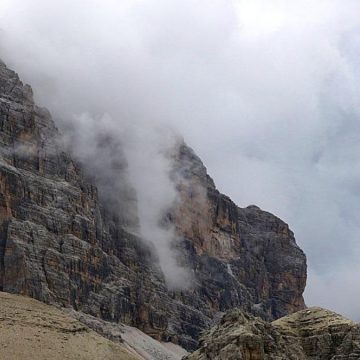Dolomiti si stacca pilastro