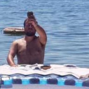 Crotone, celebrata messa in mare con materassino come altare