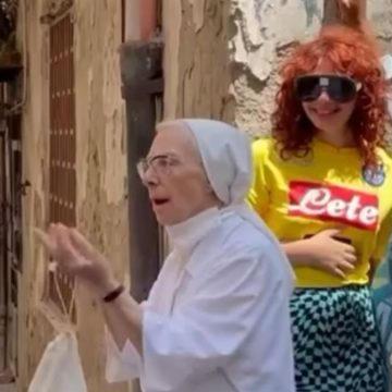 Napoli bacio suora video