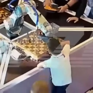 Russia robot scacchi video
