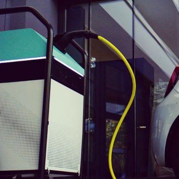 Auto elettrica? La colonnina di ricarica ti raggiunge dove e quando vuoi tu