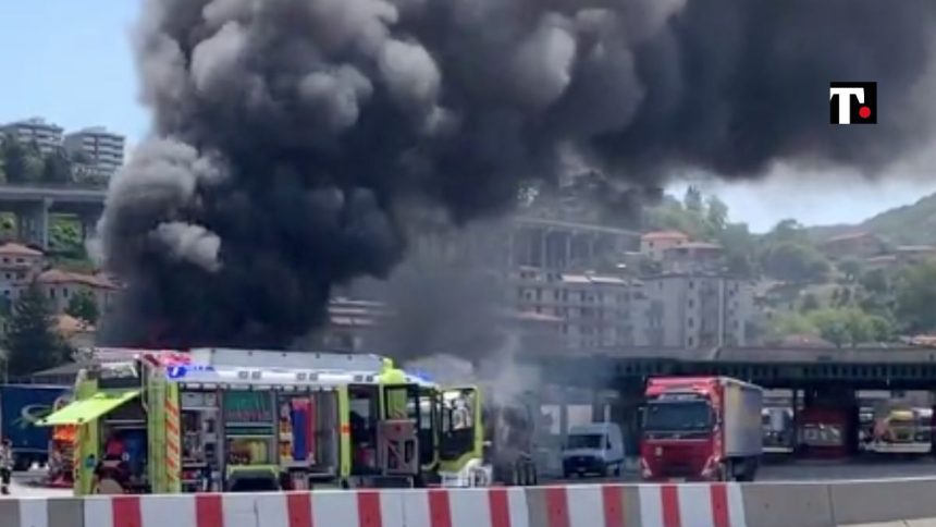 Dogana di Chiasso, Camion prende fuoco: zona evacuata