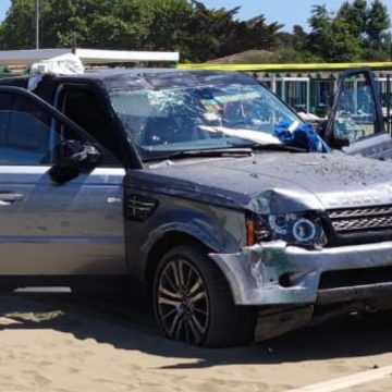 macchina fuori controllo tra bagnanti