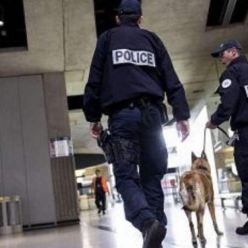 Parigi, uomo armato 