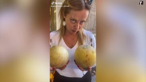 Giorgia Meloni su Tik Tok con i meloni