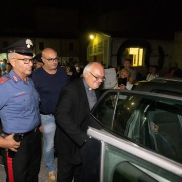 Vescovo di Ferrara scortato dai carabinieri