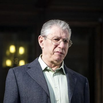 Umberto Bossi è fuori dal Parlamento