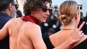 Timothée Chalamet schiena nuda