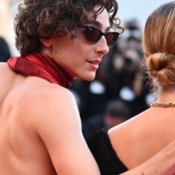 Timothée Chalamet schiena nuda