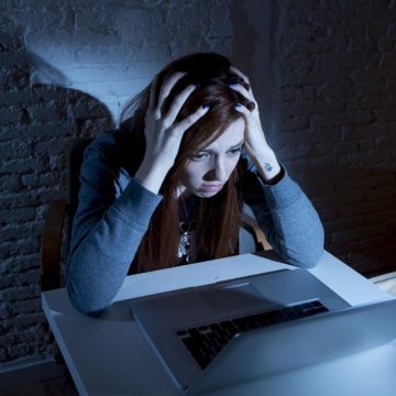 Di cyberbullismo si continua a morire. Ma i partiti ne parlano poco o male