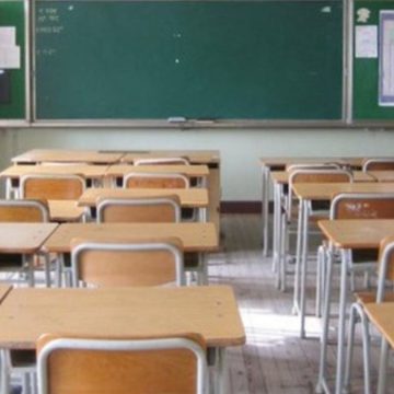 Caltanissetta docente molesta alunna
