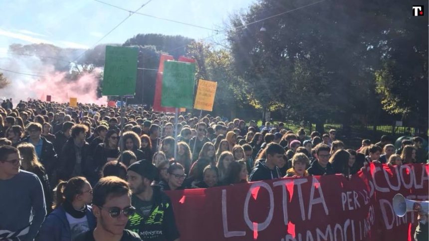 Roma, il corteo degli studenti