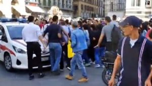 Firenze, auto dei Vigili su processione