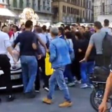 Firenze, auto dei Vigili su processione