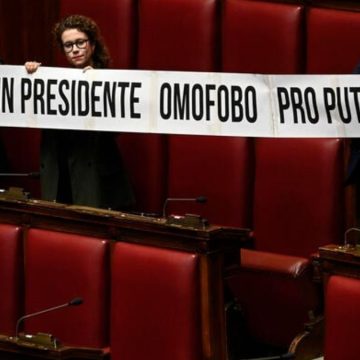 Striscione alla Camera contro Lorenzo Fontana